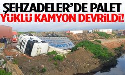 Şehzadeler’de palet yüklü kamyon devrildi! Yaralılar var…