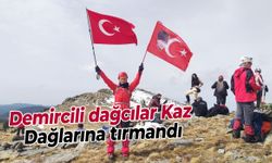 Demircili dağcılar Kaz Dağları zirvesinde bayrak açtı