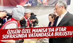 Özgür Özel Manisa’da vatandaşlarla aynı sofrada oruç açtı!