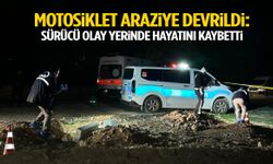 Motosiklet araziye devrildi: Sürücü olay yerinde hayatını kaybetti!