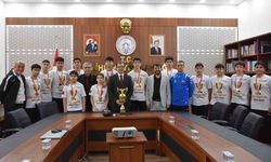 Şampiyonlar kupayı Kaymakam Güldoğan’a götürdü