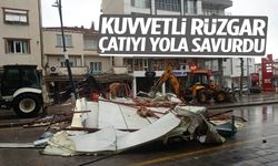Kuvvetli rüzgar çatıyı yola savurdu