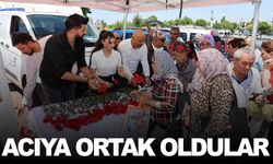 Şehzadeler Belediyesi’nden kabristan ziyaretçilerine karanfil sürprizi