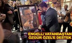 Engelli vatandaştan Özgür Özel’e destek!