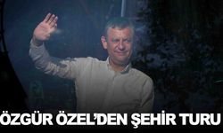 Özgür Özel’den şehir turu… Otobüsten halkı selamladı