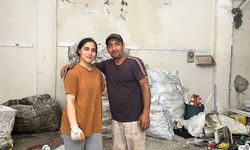 Sokaklarda kağıt toplayarak okuttuğu kızı üniversiteyi birincilikle bitirdi