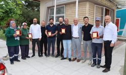 Kazım Karabekir Mahallesi’nde temizlik personeline plaketli teşekkür