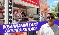 Boşanmasını cami çıkışında kutladı!