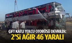 Çift katlı yolcu otobüsü devrildi: 2’si ağır 46 yaralı