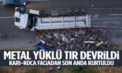 Metal yüklü tır devrildi! Karı-koca ölümden saniyelerle kurtuldu