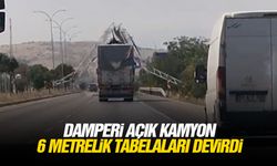 Damperi açık kamyon 6 metrelik tabelaları devirdi