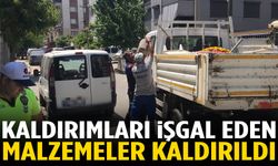 Kaldırımları işgal eden malzemeler kaldırıldı