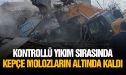 Kontrollü yıkım sırasında kepçe molozların altında kaldı