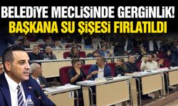 Belediye meclisinde gerginlik! Başkana su şişesi fırlatıldı