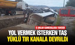 Yol vermek isterken taş yüklü tır kanala devrildi!