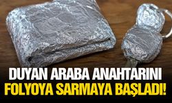 Duyan araba anahtarını folyoya sarmaya başladı!