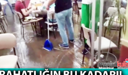 Sel basan kıraathanede okey oynamaya devam ettiler