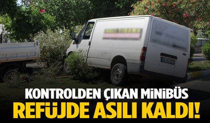 Aydın’da ilginç kaza… Kontrolden çıkan minibüs refüjde asılı kaldı!