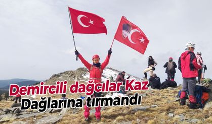 Demircili dağcılar Kaz Dağları zirvesinde bayrak açtı