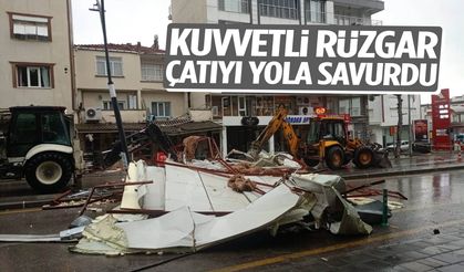 Kuvvetli rüzgar çatıyı yola savurdu