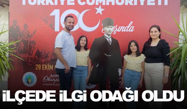 Atatürk maketiyle fotoğraf çektirebilmek için sıraya girdiler