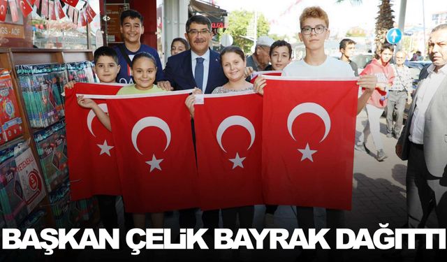 Başkan Çelik'ten bayrak hediyesi