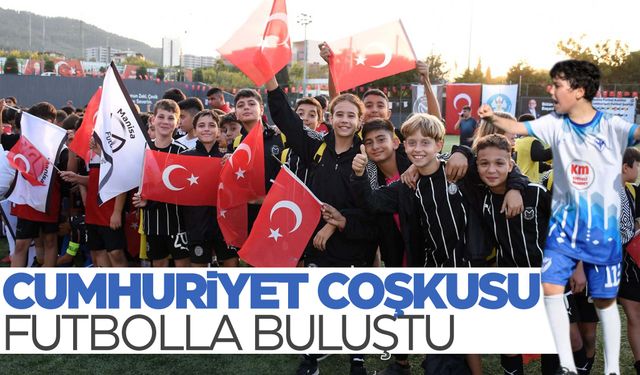 Cumhuriyet coşkusu Futbol Şenliği ile taçlandı