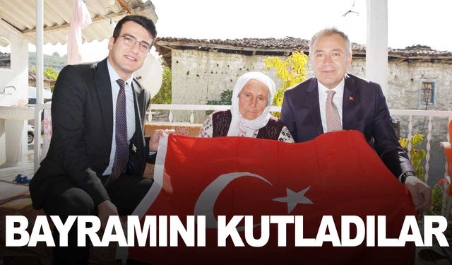 Cumhuriyetle yaşıt kadına kaymakam ve başkandan ziyaret