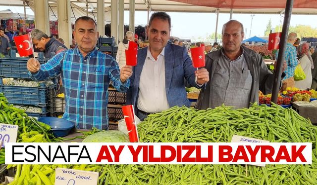 Salihli Manavlar ve Pazarcılar Odası'ndan esnafa ay yıldızlı bayrak  