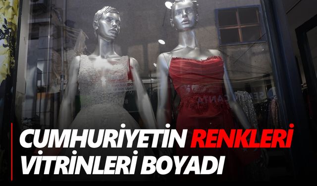 Kırmızı beyaz elbiselerle donatılan bu vitrinleri görenler dönüp bir daha bakıyor