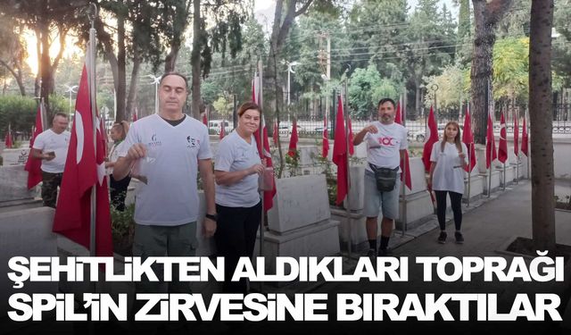 Şehitlikten aldıkları toprağı Spil’in zirvesine bıraktılar