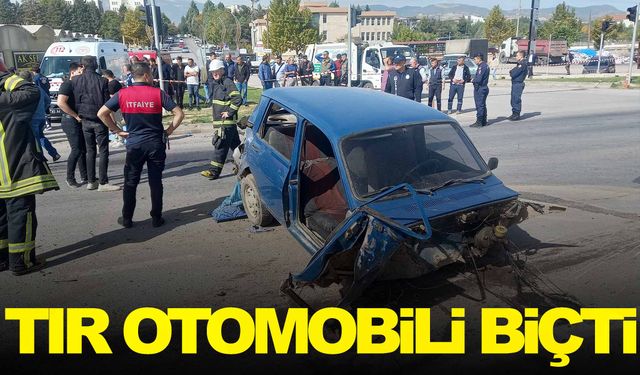 Tır otomobili biçti: 1 ölü 1 yaralı