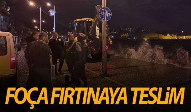 Foça'da fırtına iskeleyi yıktı