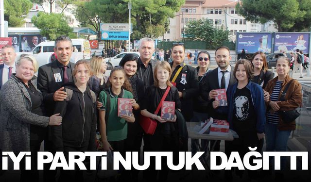 İYİ Parti gençlere Nutuk dağıttı