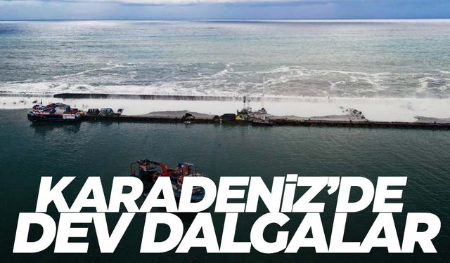 Dev dalgalar askerlerin kaldığı konteynerleri denize sürükledi: 2 yaralı   