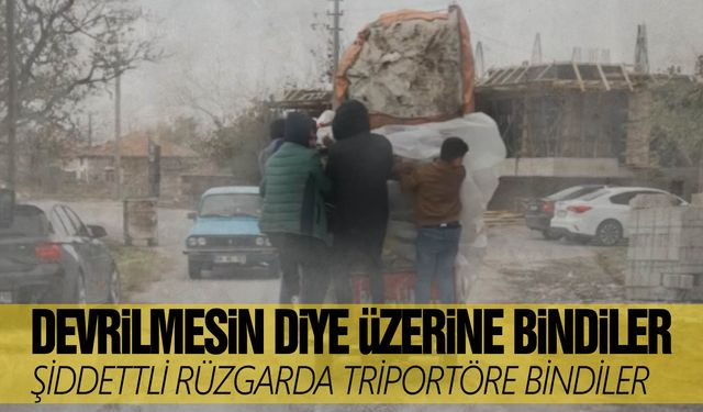 Şiddetli rüzgarda triportör devrilmesin diye üzerine binip gittiler