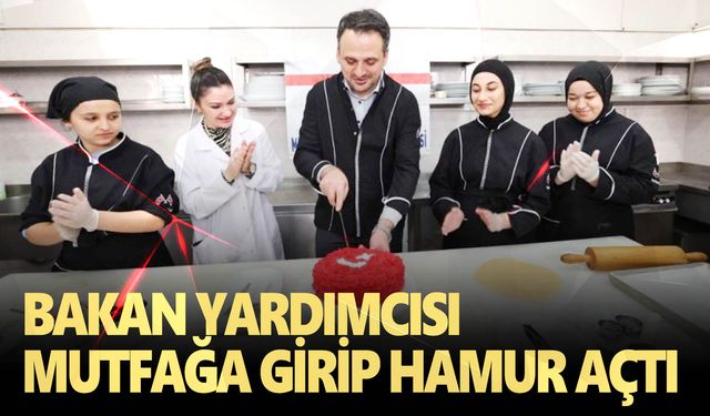 Bakan öğrencilerle birlikte hamur açıp pandispanya süsledi