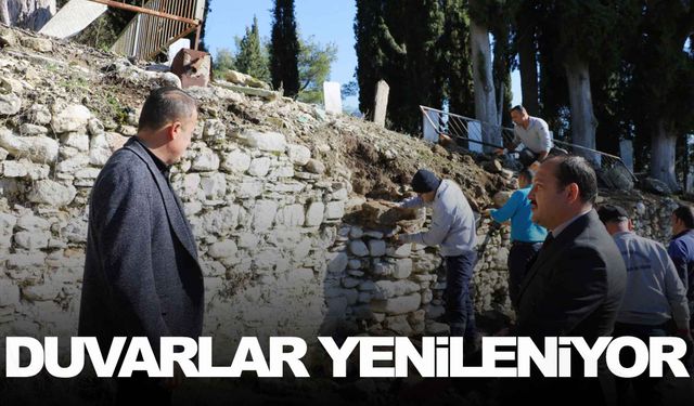 Gördes mezarlığının duvarları yenileniyor