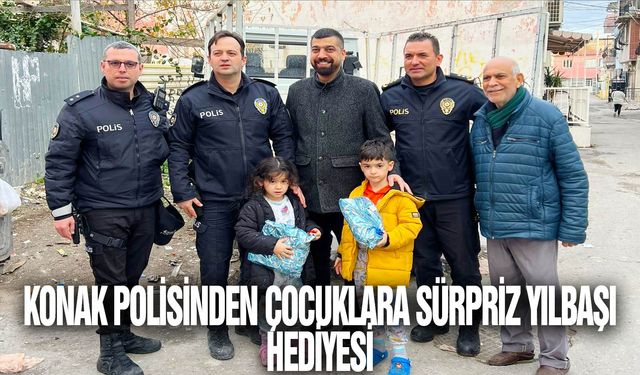 Konak polisinden çocuklara sürpriz yılbaşı hediyesi