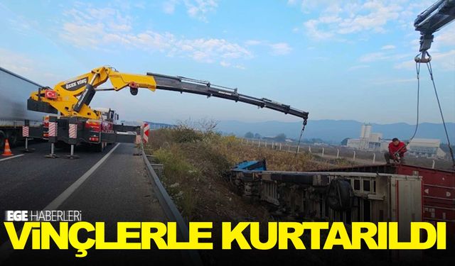 Kontrolden çıkan tır şarampole devrildi