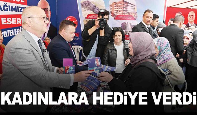 Başkan Ergün’den kadınlara karanfil ve hediye