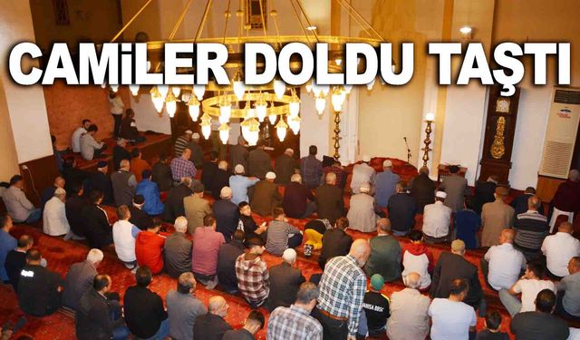 Manisa’da Kadir gecesinde camiler tıklım tıklım doldu