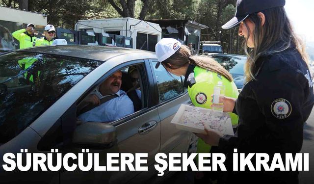 Polisten sürücü ve yolculara şeker ikramı