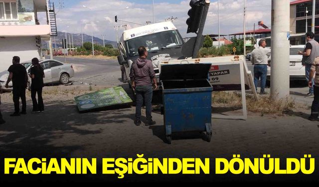 Ege’de kaza… Minibüs durağa daldı!