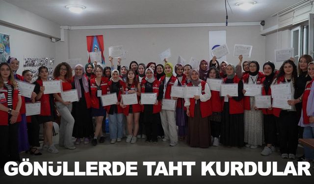 Gönüllü gençler Manisa'nın kalbinde taht kurdu