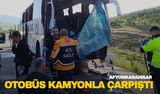 Yolcu otobüsü kamyonetle çarpıştı! Yaralılar var...