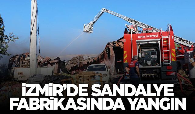 İzmir’de sandalye fabrikası yandı!