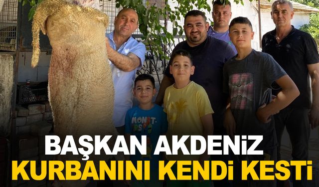 Sarıgöl Belediye Başkanı Tahsin Akdeniz kurbanını kendi kesti