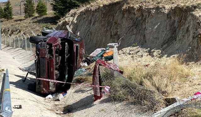 Konya’da hafif ticari araç, direğe çarpıp devrildi: 3 ağır yaralı