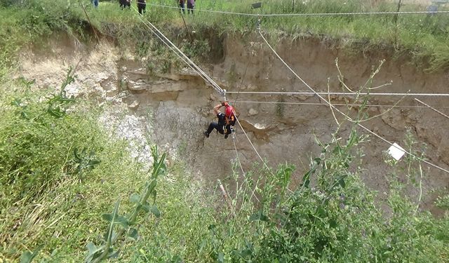 Konya'da obruğa düşen köpeği itfaiye kurtardı